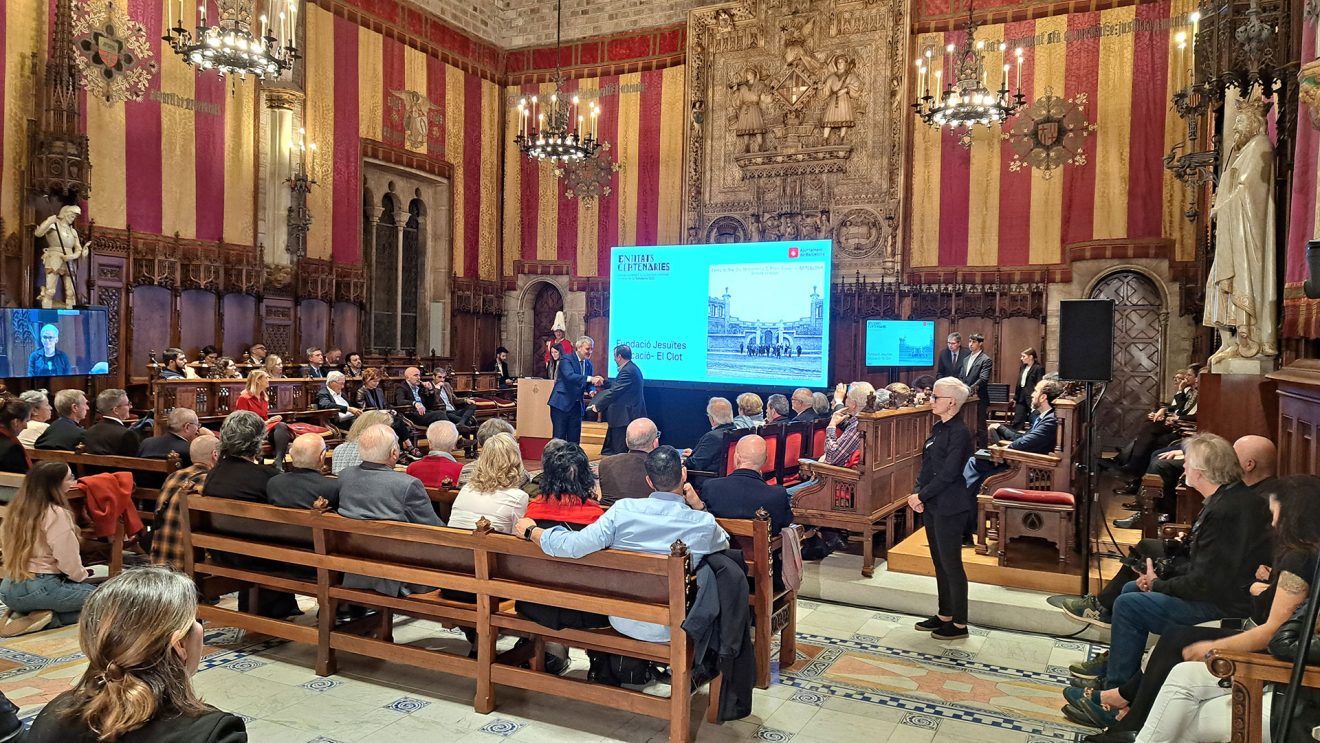Jesuïtes El Clot rep la distinció d'entitat centenària de l'Ajuntament de Barcelona