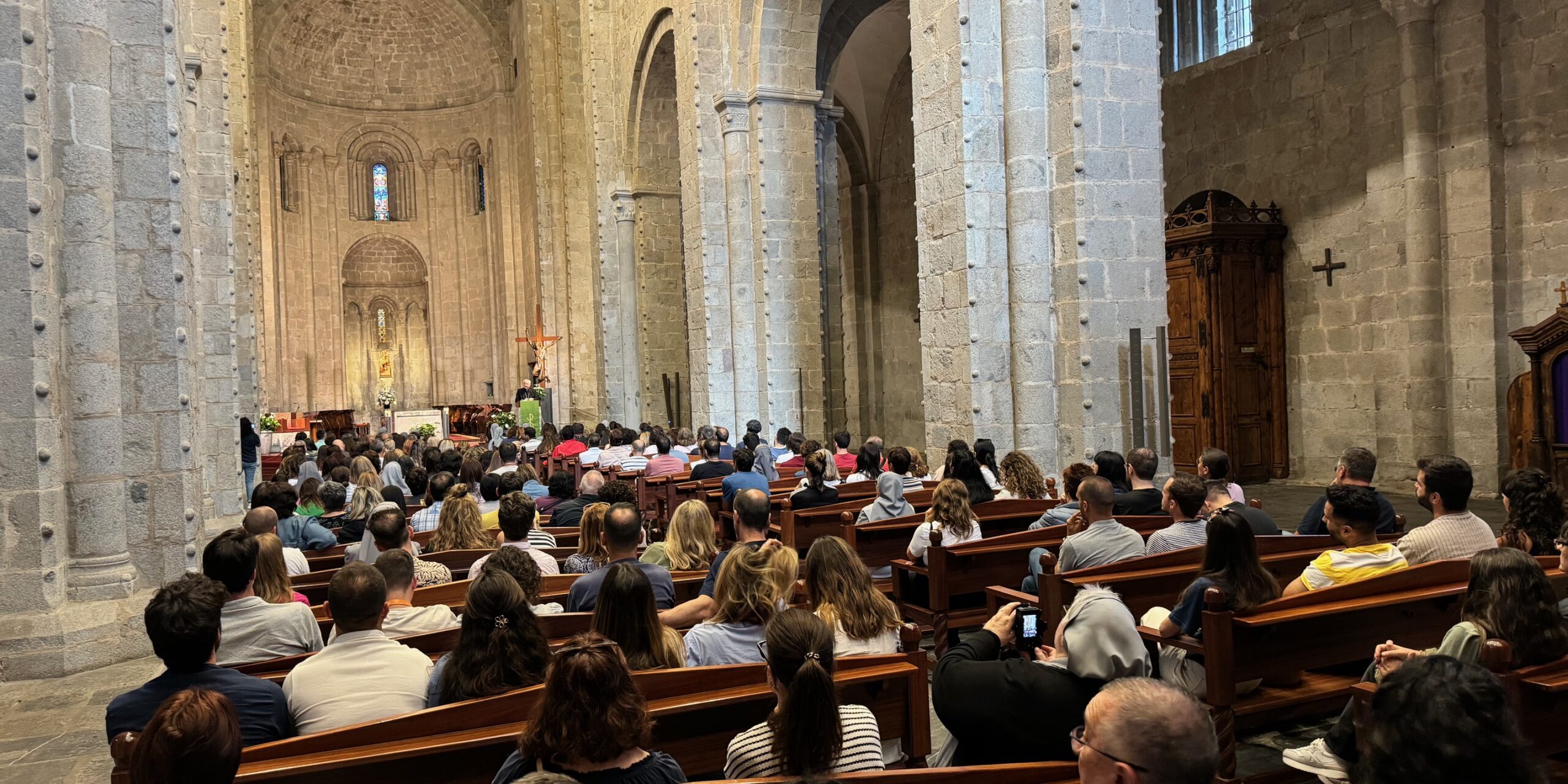 Visita de 300 mestres de les escoles de la Congregació de Missioneres Filles de la Sda. Família de Natzaret a la Catedral