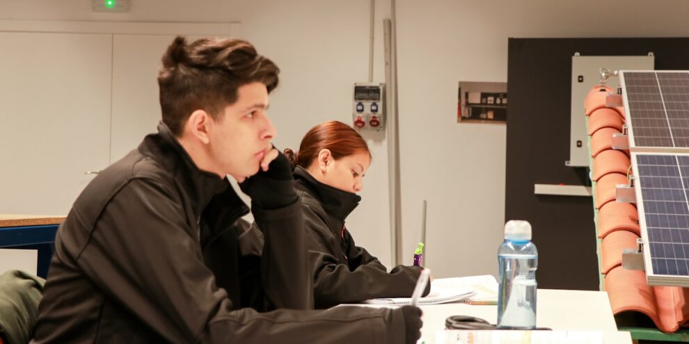 Joves sense trajectòria laboral s’especialitzen en sectors professionals d’alta demanda a través del projecte Tàndem de Sant Joan de Déu