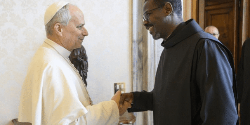 El papa Lleó XIV es reuneix amb el Superior General de l’Orde Hospitalari, el germà Pascal Ahodegnon