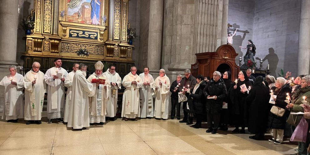 Les espelmes il·luminen la missa per la Vida Consagrada a la Catedral