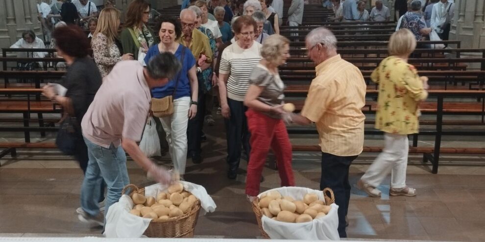 Beneeixen 800 panets al santuari de Sant Antoni de Pàdua