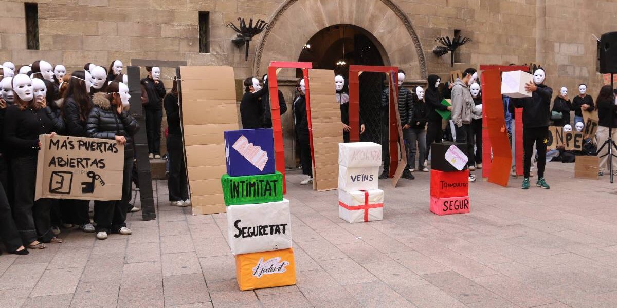 Entitats del tercer sector de Lleida fan una acció reivindicativa per reclamar noves polítiques d’habitatge assequible