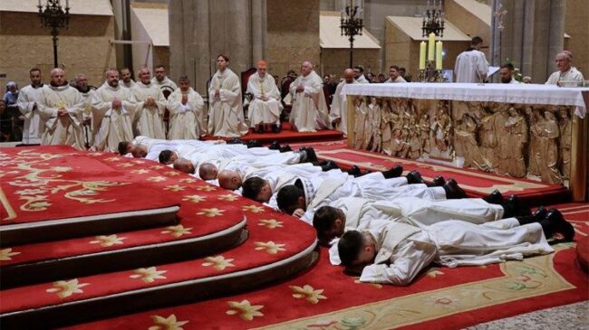 Informe Fides 2026 aumenta el número de bautizados y sacerdotes